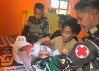 Satgas Pamtas RI-PNG Kewilayahan Yonif 763/SBA Pos Yembun Bersama Tenaga Kesehatan Puskesmas Yembun Laksanakan Pemeriksaan Kesehatan Gratis untuk Masyarakat