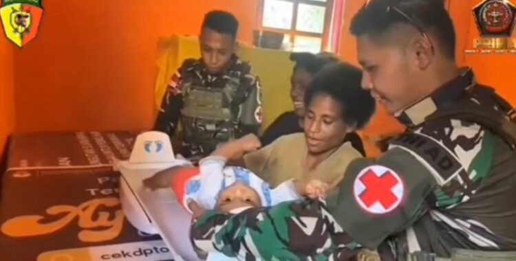 Satgas Pamtas RI-PNG Kewilayahan Yonif 763/SBA Pos Yembun Bersama Tenaga Kesehatan Puskesmas Yembun Laksanakan Pemeriksaan Kesehatan Gratis untuk Masyarakat