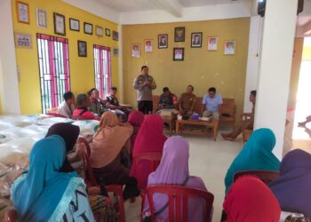 Polsek Ngabang Kawal Pembagian Bansos Beras di Desa Munggu, Pastikan Bantuan Sampai ke Warga yang Berhak