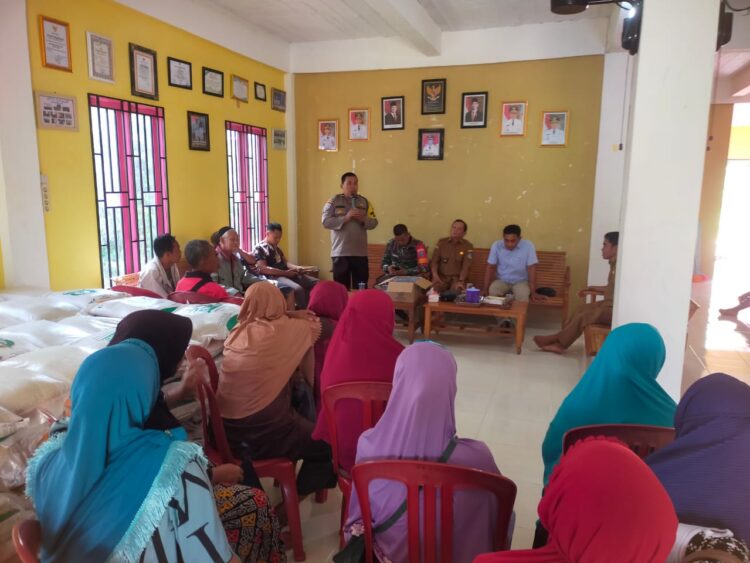 Polsek Ngabang Kawal Pembagian Bansos Beras di Desa Munggu, Pastikan Bantuan Sampai ke Warga yang Berhak