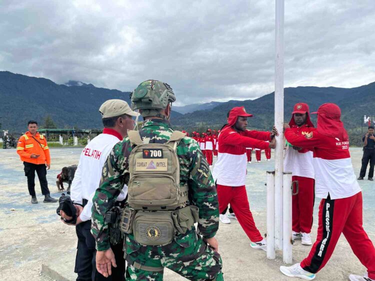 Satgas Yonif 700/WYC Latih Paskibraka Kabupaten Puncak, Semangat Merah Putih Berkobar di Tanah Papua