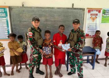 Tawa dan Semangat Merah Putih Warnai Lomba Satgas Yonif 131/Brajasasakti Bersama Anak-Anak SD Kampung Yetti