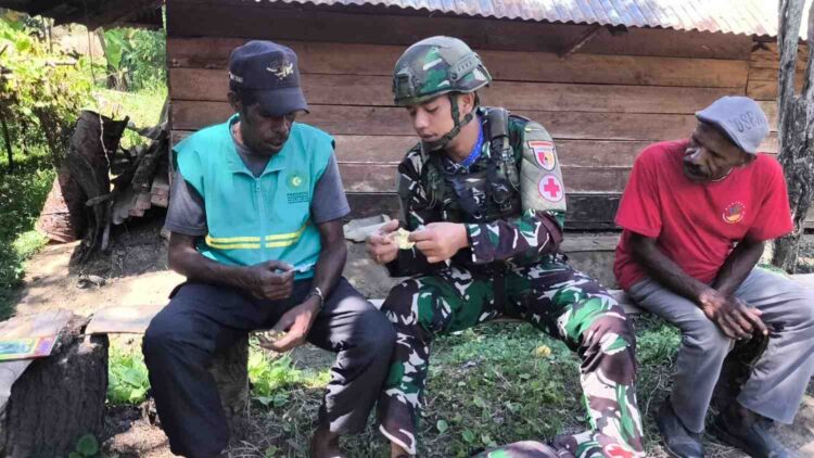 Berbagi Bibit Pertanian Satgas Yonif 521/DY di Distrik Walesi, Jayawijaya