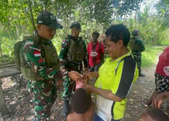 Satgas Yonif 131/Brajasakti Pos Kalibom Gelar Pelayanan Kesehatan Gratis untuk Warga Perbatasan Papua