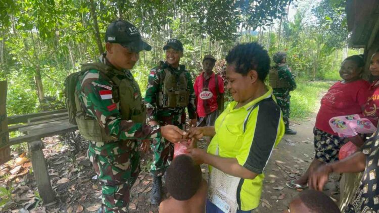 Satgas Yonif 131/Brajasakti Pos Kalibom Gelar Pelayanan Kesehatan Gratis untuk Warga Perbatasan Papua