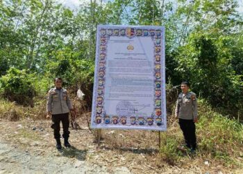 Polsek Menjalin serukan Pencegahan Karhutla dengan pemasaran banner Maklumat Kapolda Kalbar.