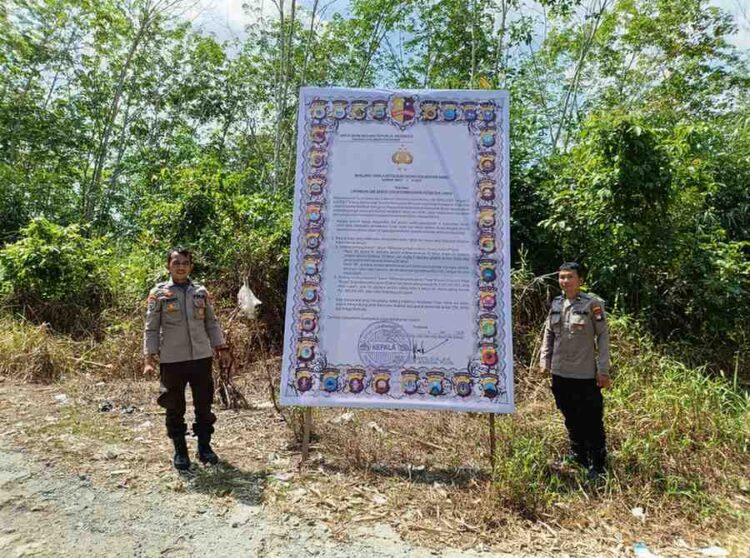 Polsek Menjalin serukan Pencegahan Karhutla dengan pemasaran banner Maklumat Kapolda Kalbar.