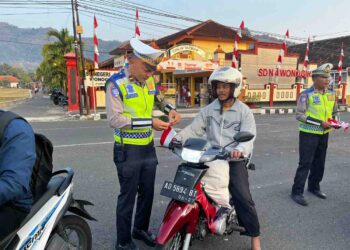 Bagikan 500 Bendera Polres Wonogiri Kibarkan Semangat Merah Putih, Teguhkan Nasionalisme dan Tolak Anarko