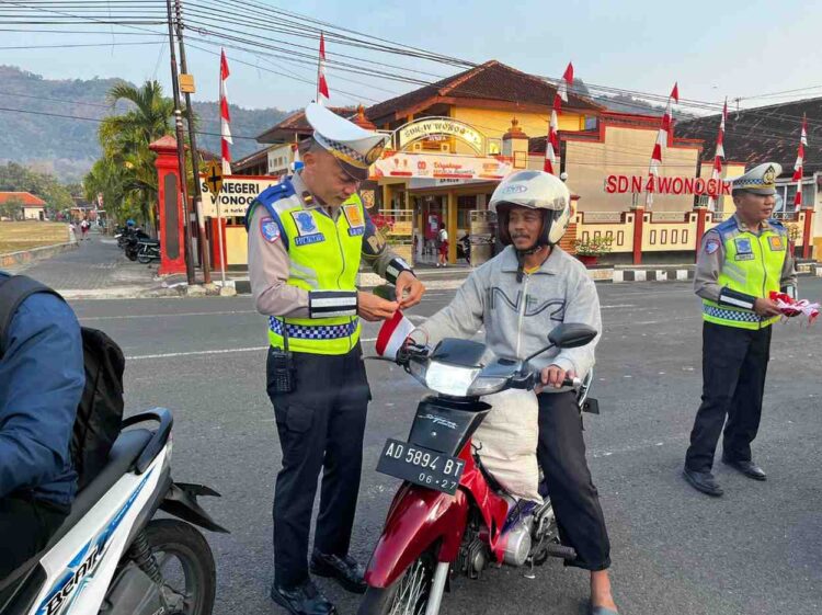 Bagikan 500 Bendera Polres Wonogiri Kibarkan Semangat Merah Putih, Teguhkan Nasionalisme dan Tolak Anarko