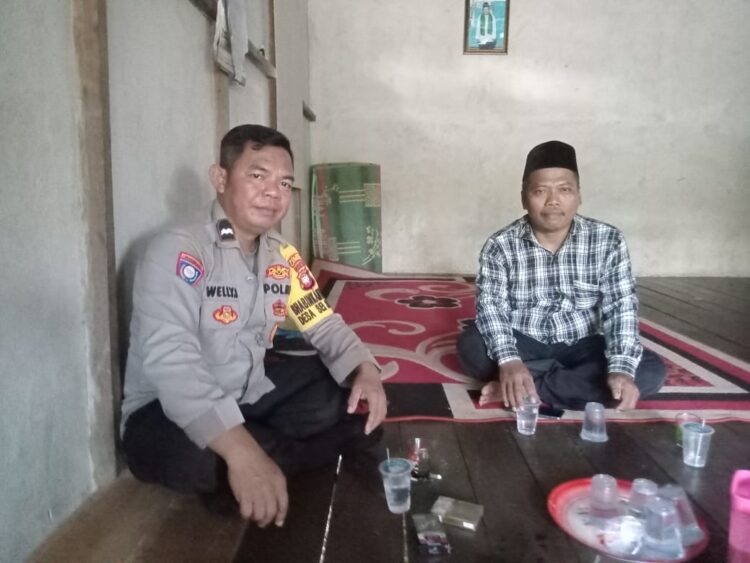Dekatkan Diri dengan Warga, Aipda Welly Brongos Sambangi Warga di Dusun Sungai Layang