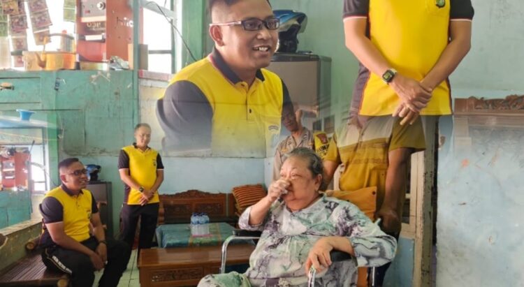 Kapolsek Cikarang Selatan Salurkan Bantuan Kursi Roda untuk Lansia dalam Program Bakti Kesehatan