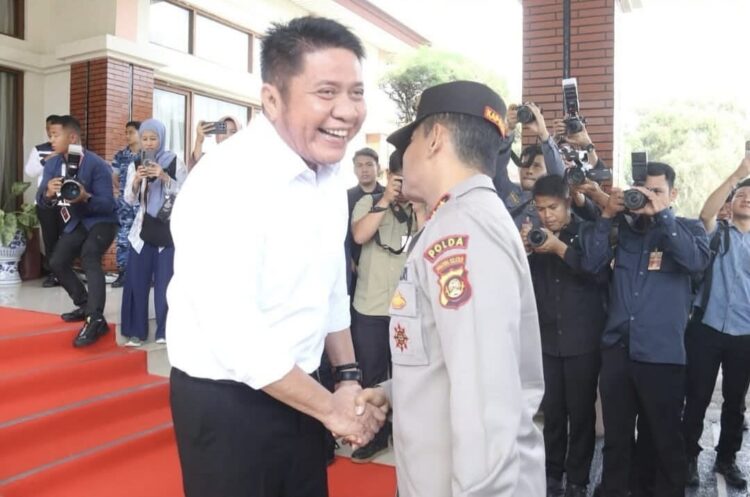 Kapolda Sumsel Sambut Kedatangan Ibu Wakil Presiden RI di Bandara SMB II Palembang