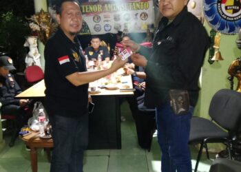 Pimpinan Pusat Media TNI POLRI Menyerahkan Surat Tugas Dan KTA ke Kabiro Balik Papan