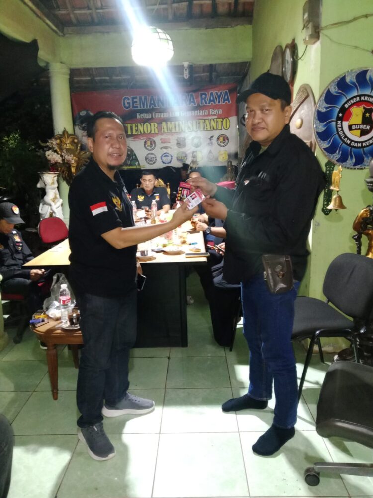 Pimpinan Pusat Media TNI POLRI Menyerahkan Surat Tugas Dan KTA ke Kabiro Balik Papan 