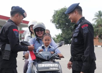 Gelorakan Nasionalisme, Batalyon B Pelopor Gunung Sugih Kibarkan dan Bagikan Bendera Merah Putih