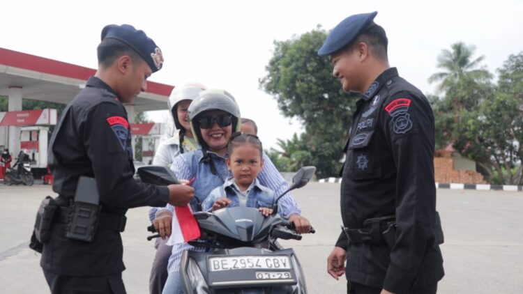 Gelorakan Nasionalisme, Batalyon B Pelopor Gunung Sugih Kibarkan dan Bagikan Bendera Merah Putih