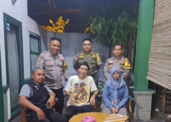 Peran Aktif Bhabinkamtibmas Polres Tanggamus, Antar Gadis Derita Sakit Psikis yang Tersesat ke Rumah Keluarga