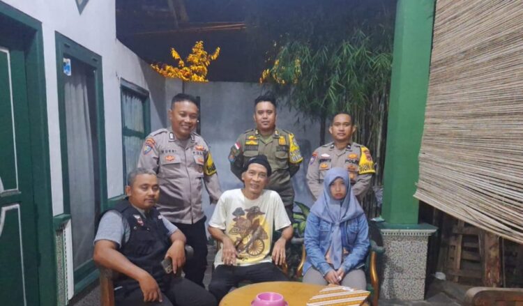 Peran Aktif Bhabinkamtibmas Polres Tanggamus, Antar Gadis Derita Sakit Psikis yang Tersesat ke Rumah Keluarga
