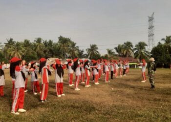Semangat Kemerdekaan! Babinsa Latih Paskibraka Tabir Lintas Sambut HUT RI ke-80