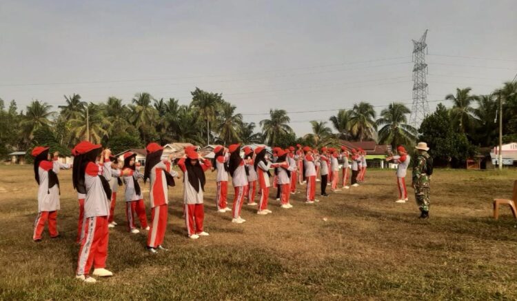 Semangat Kemerdekaan! Babinsa Latih Paskibraka Tabir Lintas Sambut HUT RI ke-80