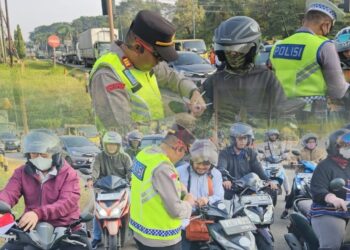 Polsek Cikarang Selatan Bagikan 500 Bendera Merah Putih kepada Pengendara Jelang HUT RI ke-80