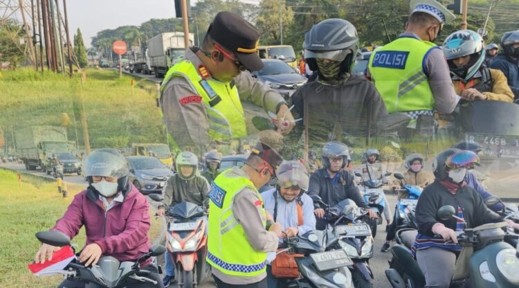 Polsek Cikarang Selatan Bagikan 500 Bendera Merah Putih kepada Pengendara Jelang HUT RI ke-80