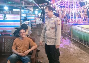 Polisi Sambangi Warga dan Jajanan Malam di Tengah Keramaian
