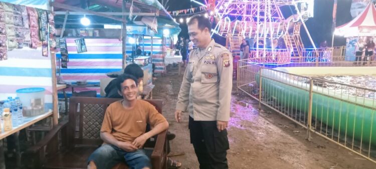 Polisi Sambangi Warga dan Jajanan Malam di Tengah Keramaian