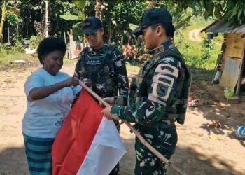 Sambut HUT RI ke-80, Satgas Yonif 763/SBA Bagikan Bendera Merah Putih di Wilayah Warga Binaan