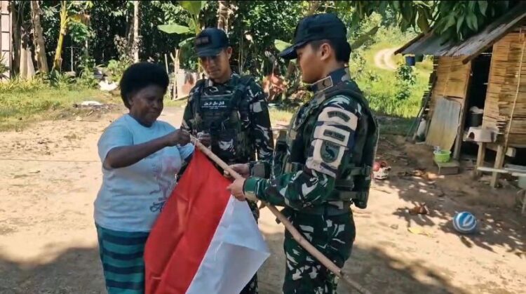 Sambut HUT RI ke-80, Satgas Yonif 763/SBA Bagikan Bendera Merah Putih di Wilayah Warga Binaan