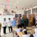 Dekat dengan Anak-anak, Kapolres Singkawang Pantau Langsung Program Makan Bergizi Gratis di SDN 23