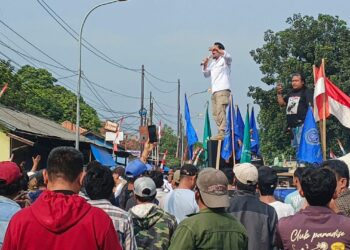 Aksi Damai Forum Masyarakat Desa Cibuntu dan Lembaga Kemasyarakatan Desa Cibuntu.
