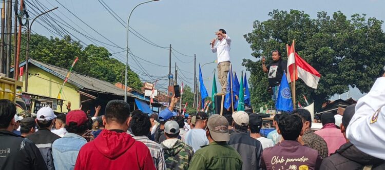 Aksi Damai Forum Masyarakat Desa Cibuntu dan Lembaga Kemasyarakatan Desa Cibuntu.