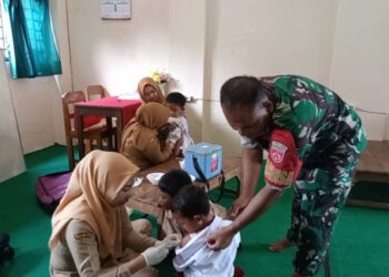 Babinsa Tenangkan Siswa SD Saat Imunisasi BIAS, Ciptakan Suasana Kondusif