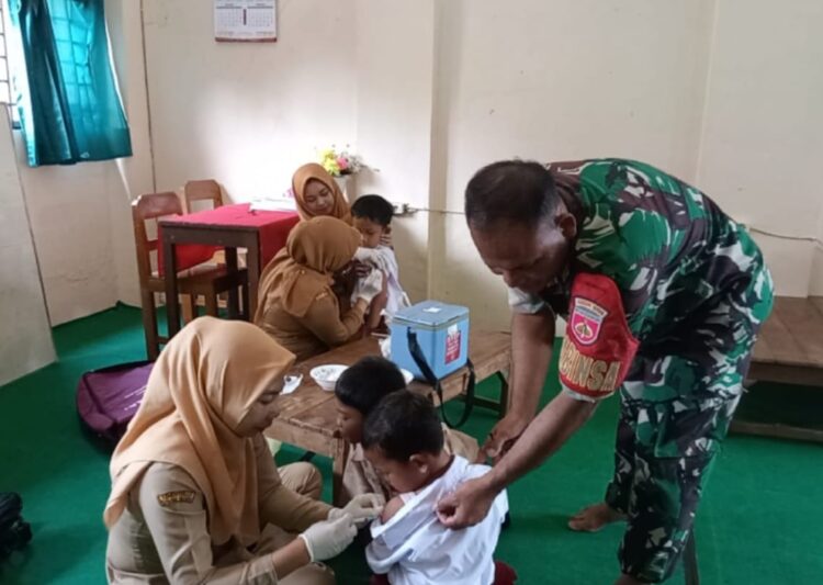 Babinsa Tenangkan Siswa SD Saat Imunisasi BIAS, Ciptakan Suasana Kondusif   
