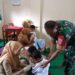 Babinsa Tenangkan Siswa SD Saat Imunisasi BIAS, Ciptakan Suasana Kondusif
