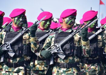 Prajurit Pasmar 1 Tampilkan Disiplin Tinggi Saat Geladi Upacara Kehormatan Militer