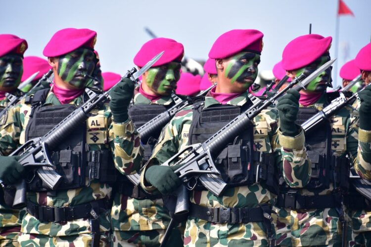 Prajurit Pasmar 1 Tampilkan Disiplin Tinggi Saat Geladi Upacara Kehormatan Militer