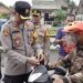 Polres Lampung Tengah Gelorakan Nasionalisme: Bagikan dan Pasangkan Bendera Merah Putih kepada Pengendara