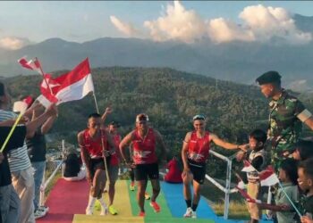 Prajurit Yonif 751/VJS Kibarkan Semangat Kemerdekaan, Lari 80 KM Keliling Danau Sentani Bawa Merah Putih