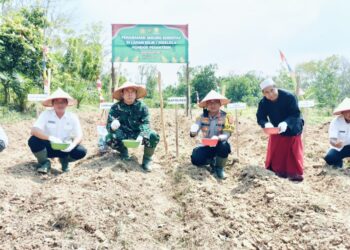 Dukung Program Asta Cita Presiden Prabowo, Polres Mesuji Laksanakan Penanaman Jagung Serentak di Lahan Pondok Pesantren Al- Ghazali
