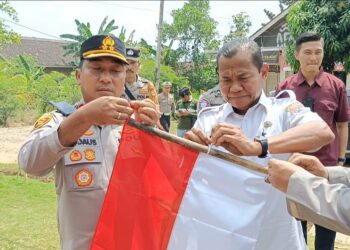 Tebarkan Semangat Nasionalisme Kapolres Mesuji Bagikan Bendera Merah Putih Jelang HUT RI ke-80