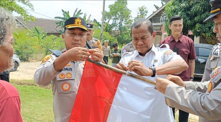 Tebarkan Semangat Nasionalisme Kapolres Mesuji Bagikan Bendera Merah Putih Jelang HUT RI ke-80
