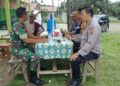 Babinsa Koramil 420-08/Tabir, Serka Kurniadi, Laksanakan Komsos Bersama Bripka Supri (Bhabinkamtibmas) dan Warga di Desa Koto Rayo, Kecamatan Tabir.