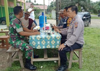 Babinsa Koramil 420-08/Tabir, Serka Kurniadi, Laksanakan Komsos Bersama Bripka Supri (Bhabinkamtibmas) dan Warga di Desa Koto Rayo, Kecamatan Tabir.