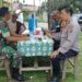 Babinsa Koramil 420-08/Tabir, Serka Kurniadi, Laksanakan Komsos Bersama Bripka Supri (Bhabinkamtibmas) dan Warga di Desa Koto Rayo, Kecamatan Tabir.