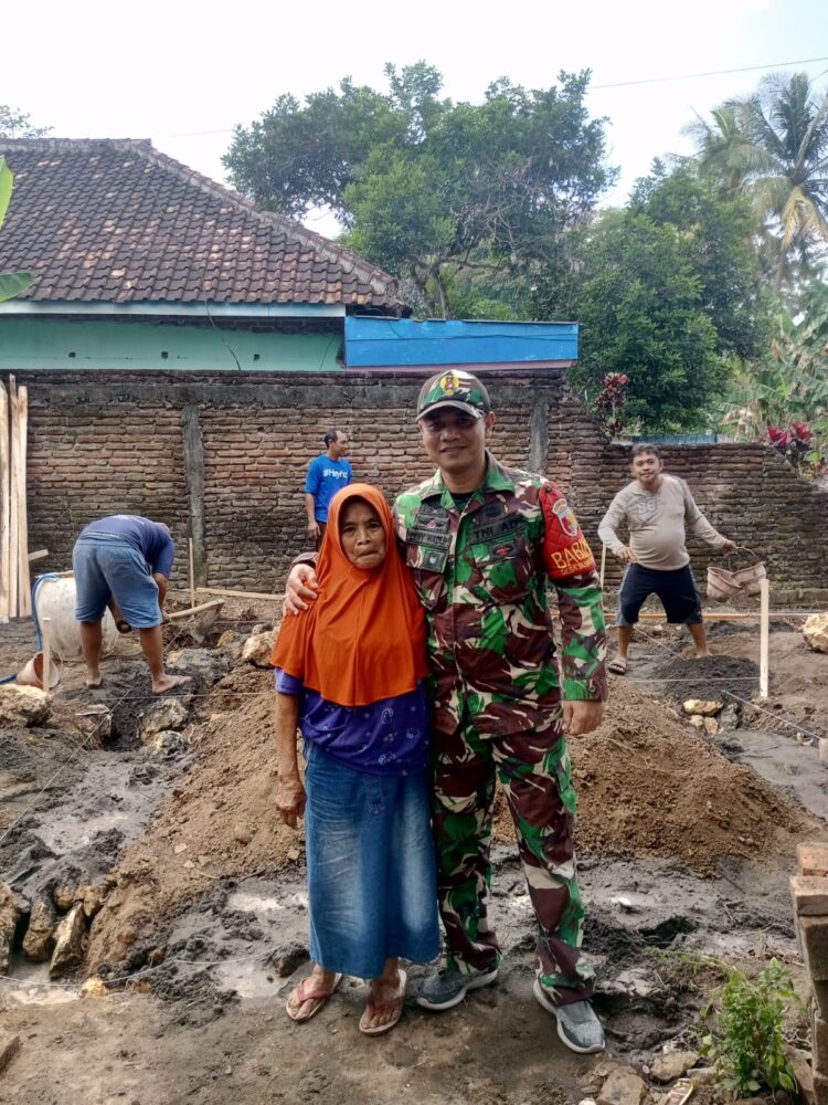Sentuhan Kemanusiaan TNI: Rumah Reyot Ibu Dasiyem di Desa Sumberpetung Kini Berdiri Kokoh Berkat Program Bedah RTLH Kodim 0818
