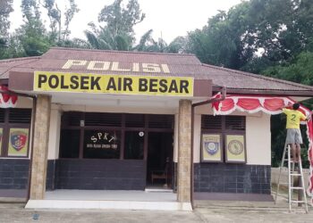 Semarak Merah Putih, Polsek Air Besar dan SMPN 1 Serimbu Pasang Umbul-Umbul Sambut HUT RI ke-80