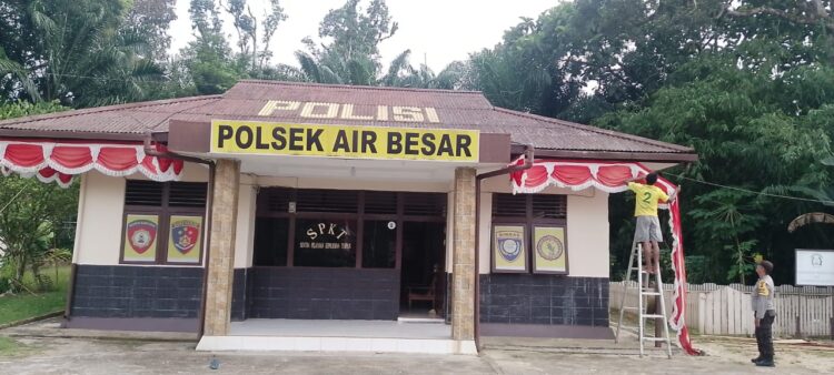 Semarak Merah Putih, Polsek Air Besar dan SMPN 1 Serimbu Pasang Umbul-Umbul Sambut HUT RI ke-80