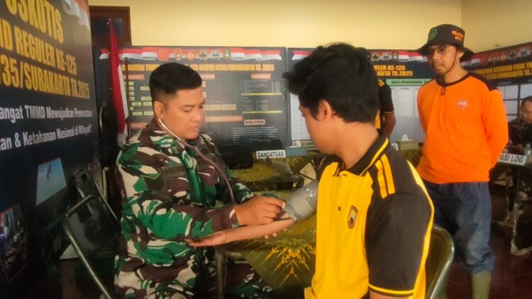 Tim Kesehatan Dari Denkesyah 04.04.04/Surakarta Rutin Cek Kondisi Anggota Satgas TMMD Reguler Ke-125 Kodim 0735/Surakarta Dan Warga